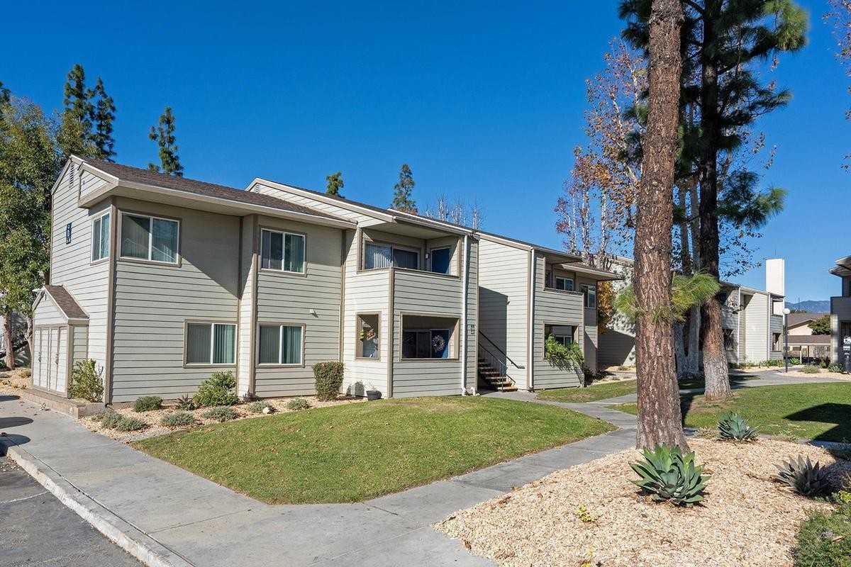 1369 N Willow Ave - Photo 5 of 49