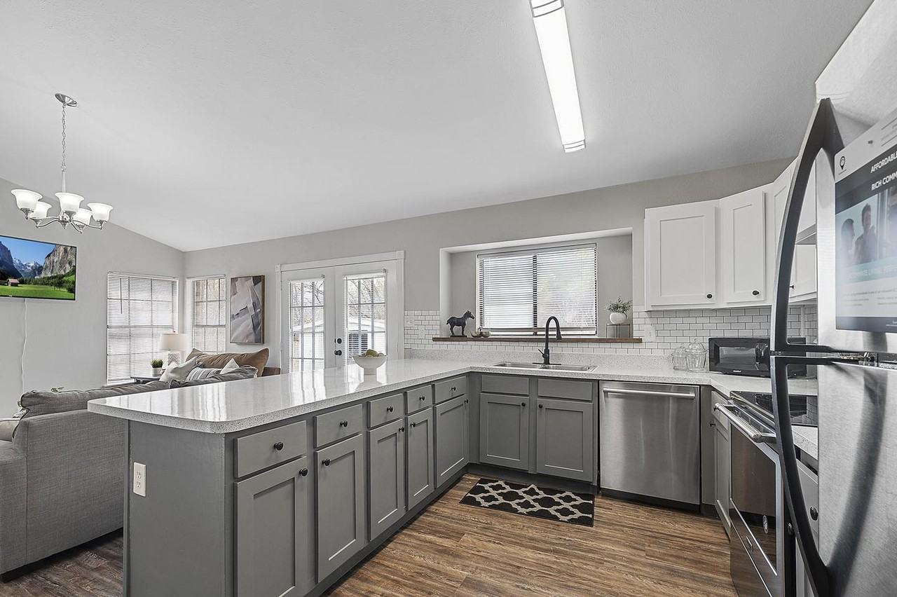 Comfort & style in Arlington with easy highway access - Photo 6 of 17