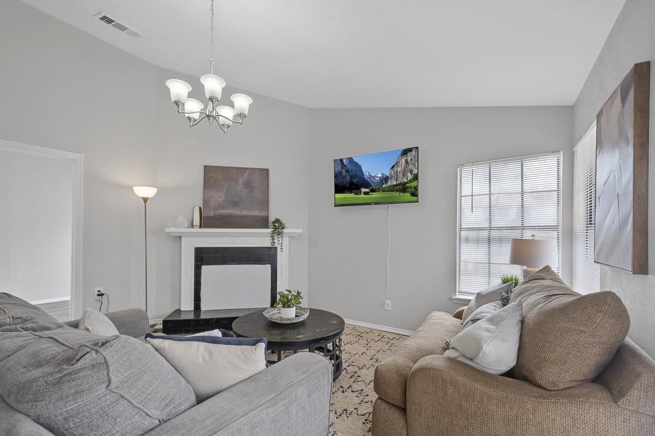 Comfort & style in Arlington with easy highway access - Photo 2 of 17