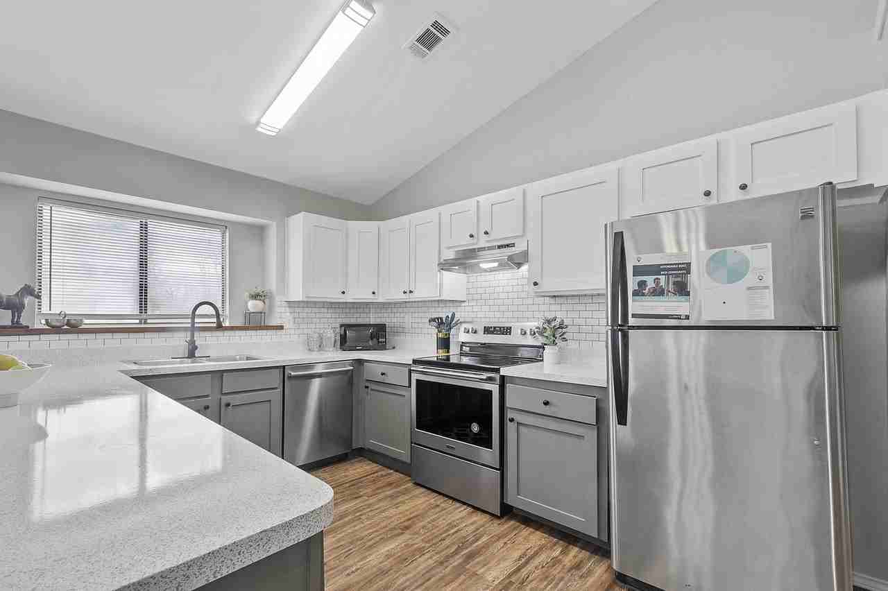 Comfort & style in Arlington with easy highway access - Photo 5 of 17