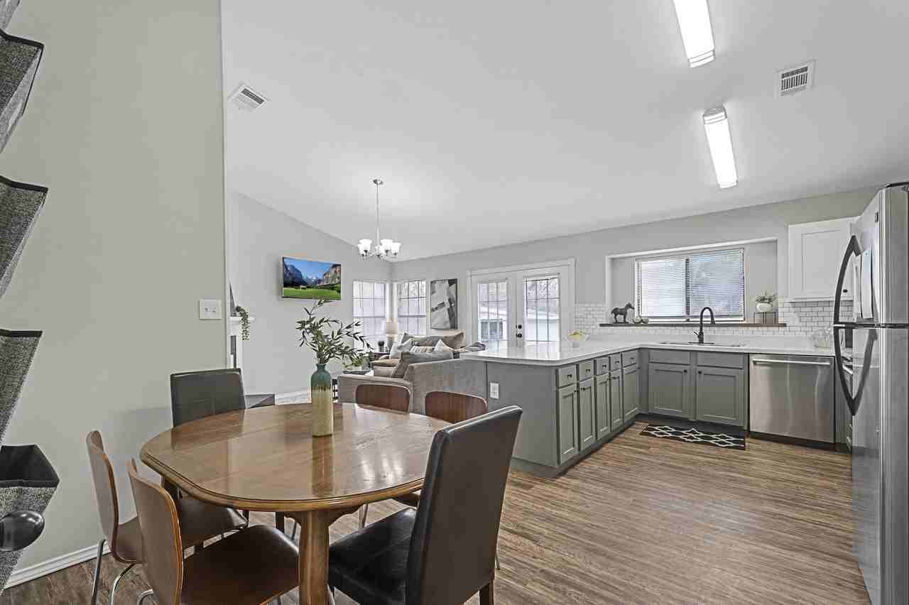 Comfort & style in Arlington with easy highway access - Photo 4 of 17