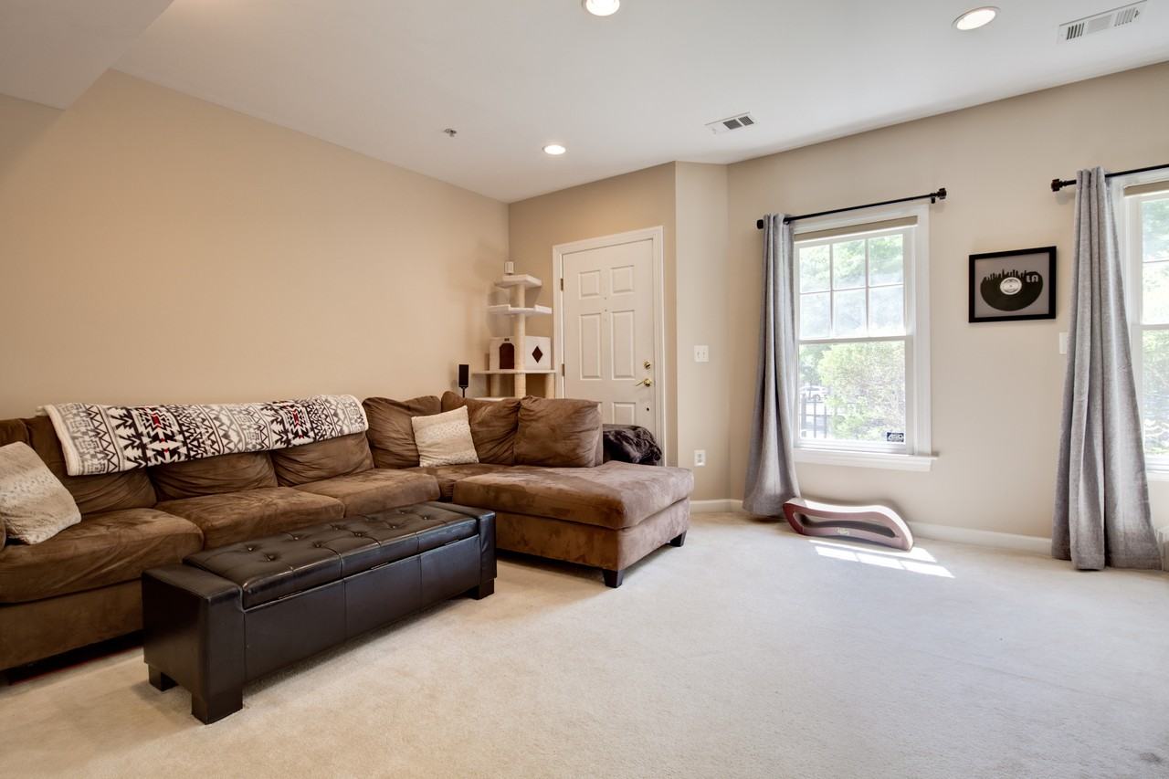 1627 Seneca Ave #1 - Photo 7 of 22