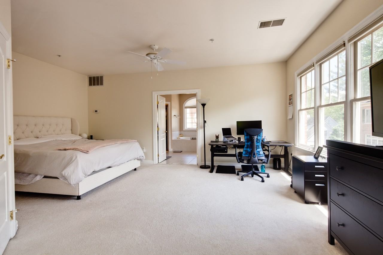 1627 Seneca Ave #1 - Photo 3 of 22