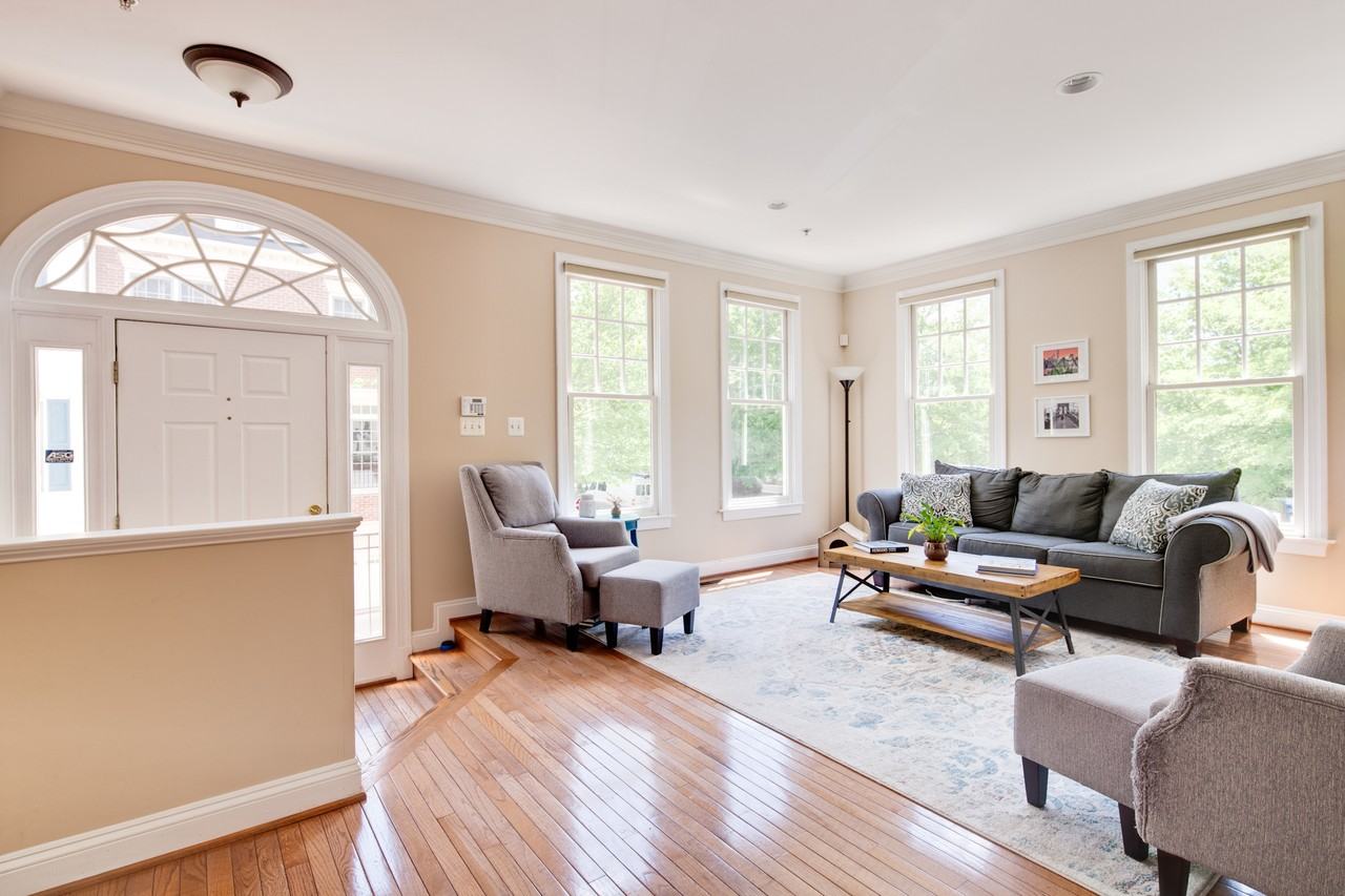 1627 Seneca Ave #1 - Photo 4 of 22