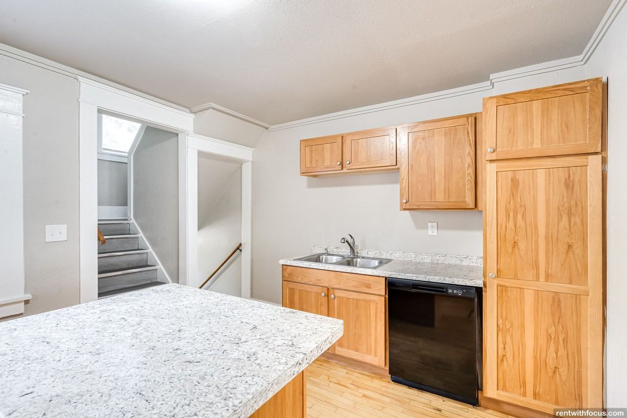 1202-1318 Summit Ave. - Photo 4 of 37