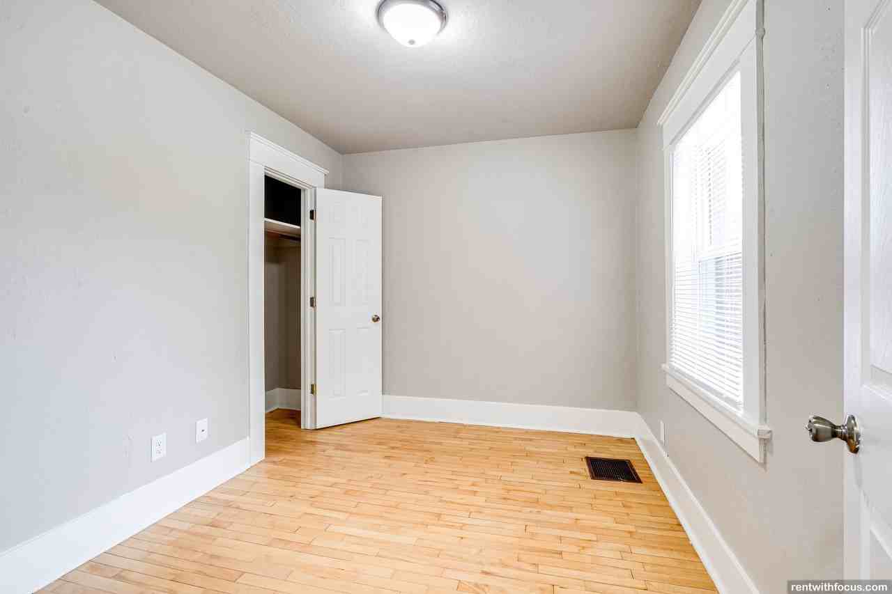 1202-1318 Summit Ave. - Photo 7 of 37