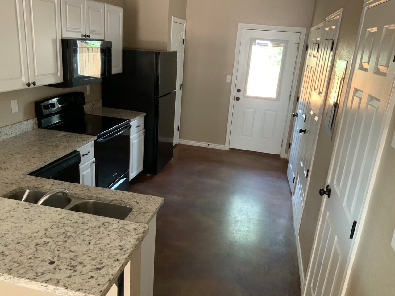 335 N Clinton St - Photo 3 of 10