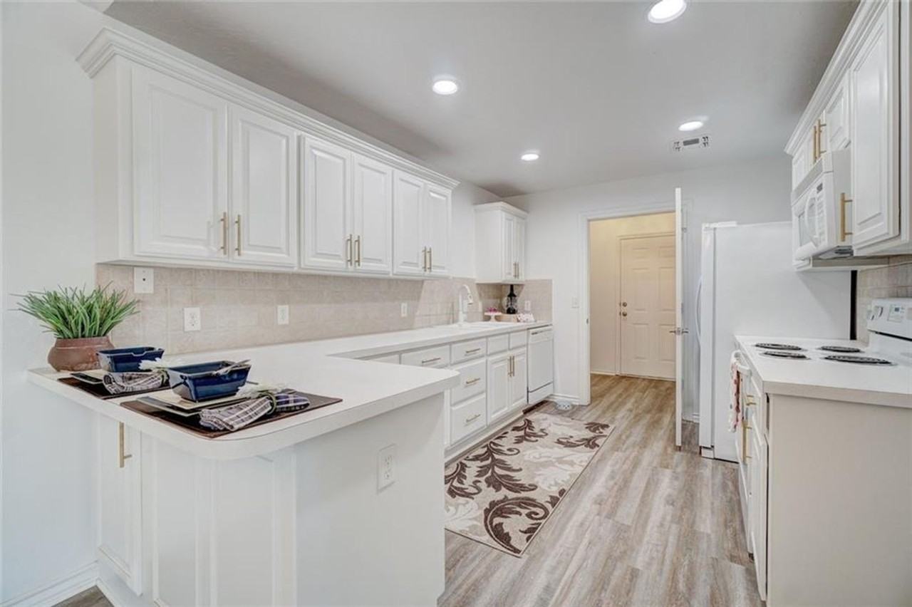300 Glen Dr - Photo 3 of 43