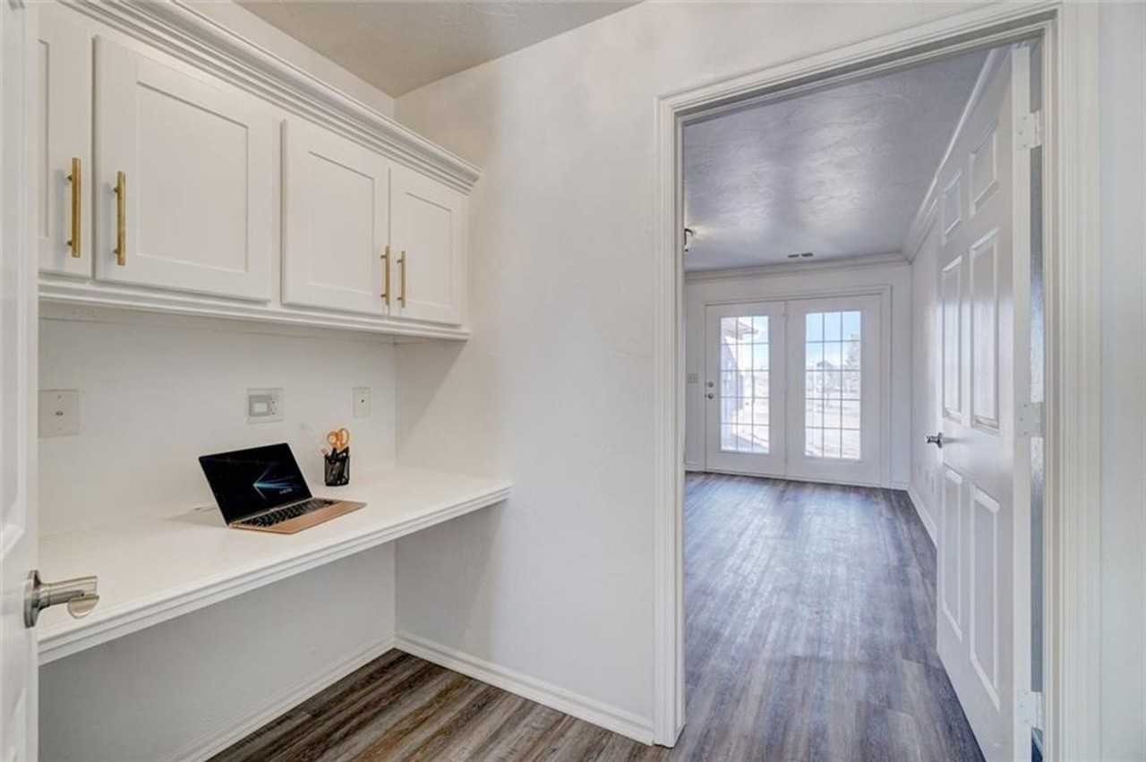 300 Glen Dr - Photo 4 of 43