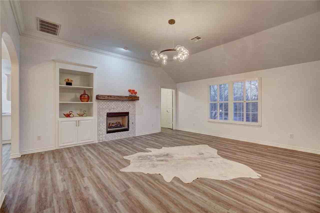 300 Glen Dr - Photo 6 of 43