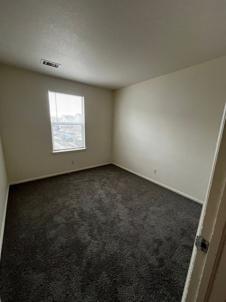 18909 E 58th Ave - Photo 4 of 6