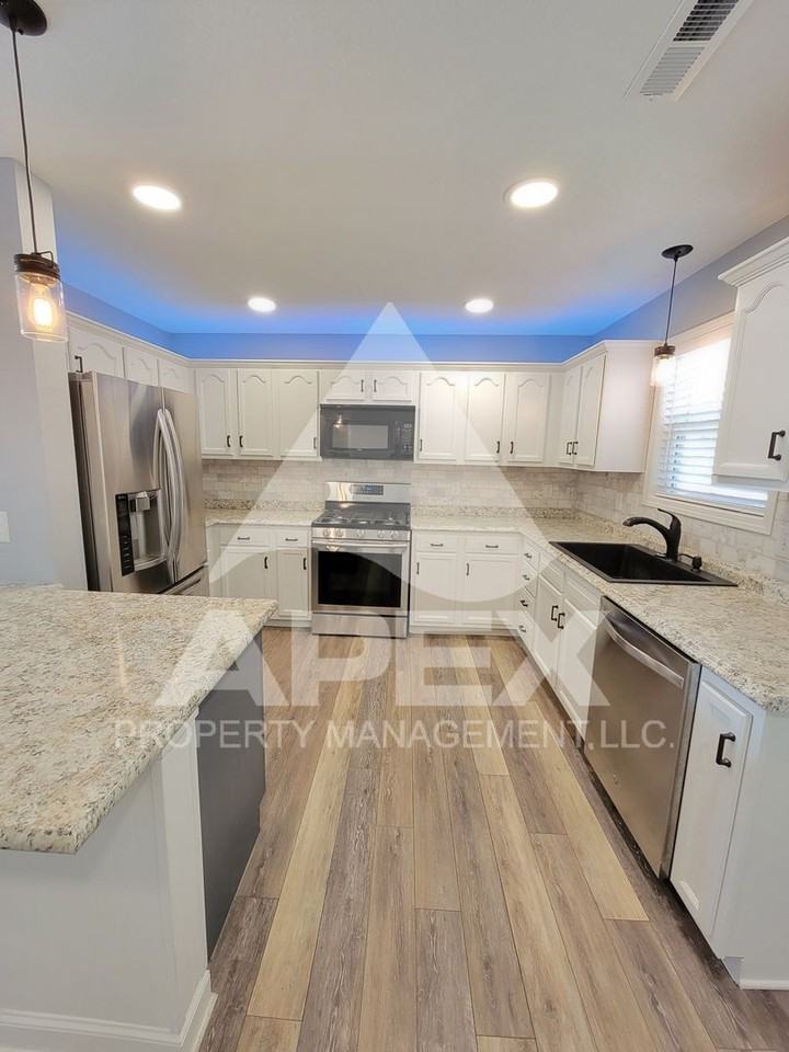 9927 Thunderbolt Way - Photo 7 of 28