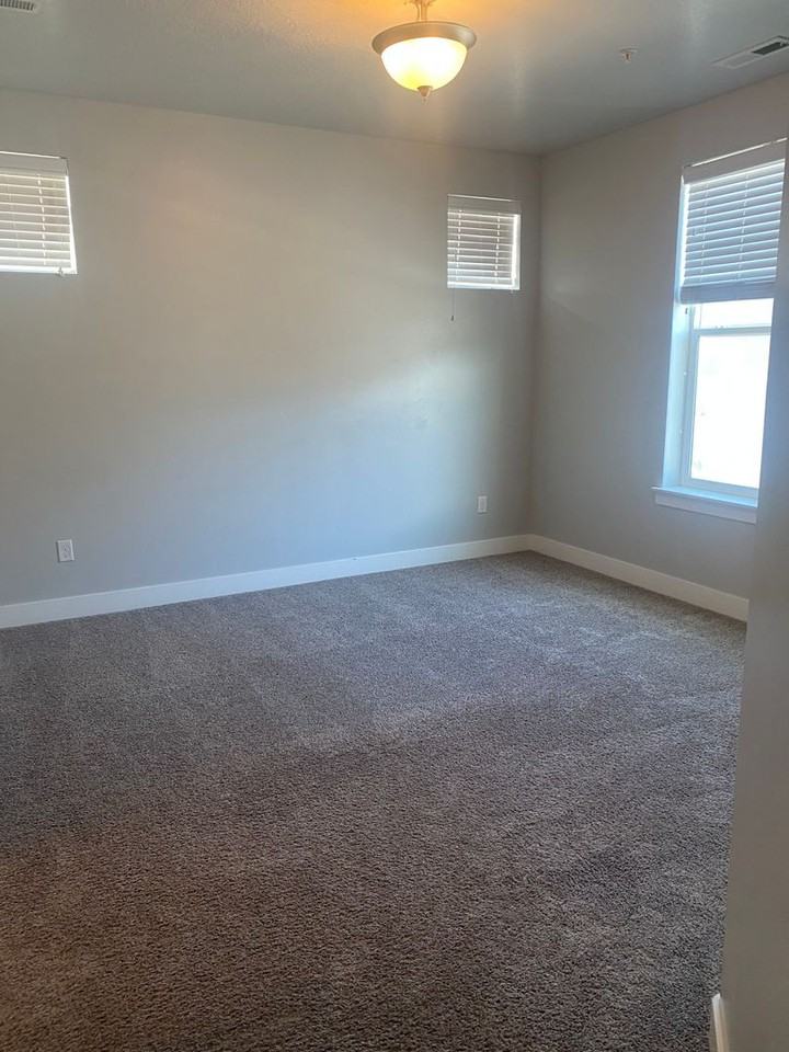 90 W Silver Springs Dr - Photo 4 of 15