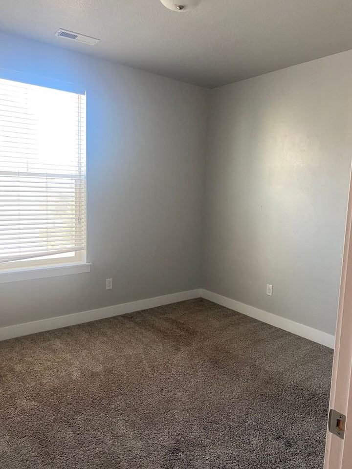 90 W Silver Springs Dr - Photo 5 of 15