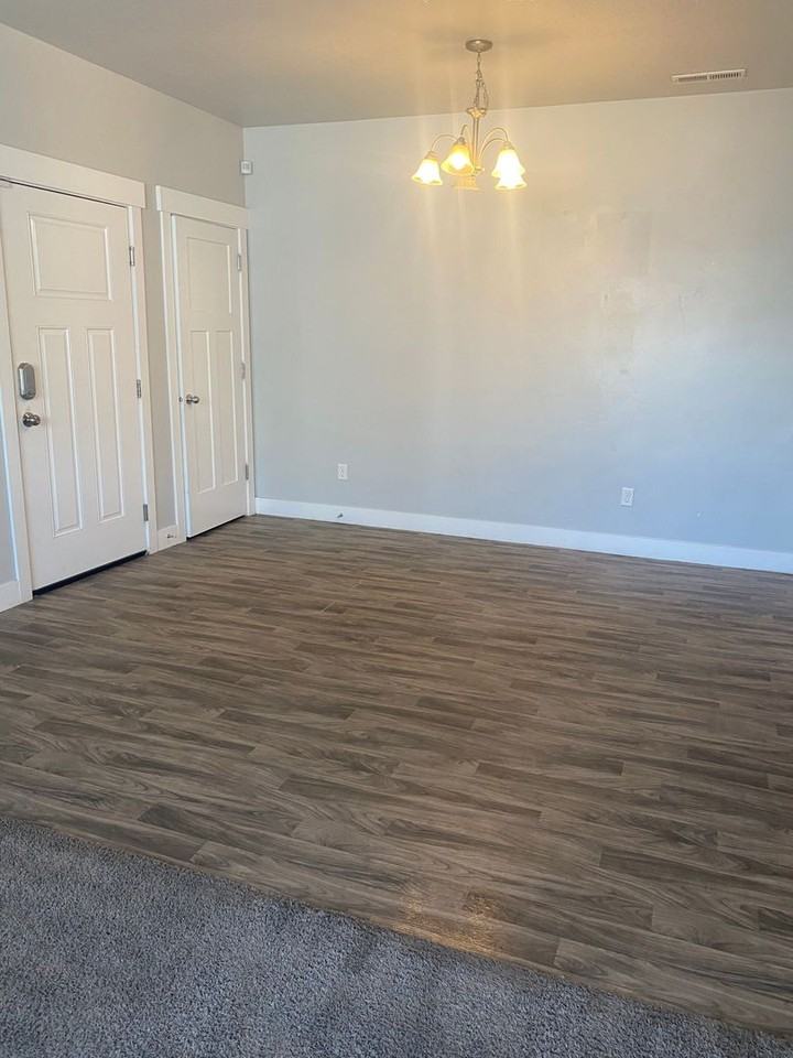 90 W Silver Springs Dr - Photo 7 of 15