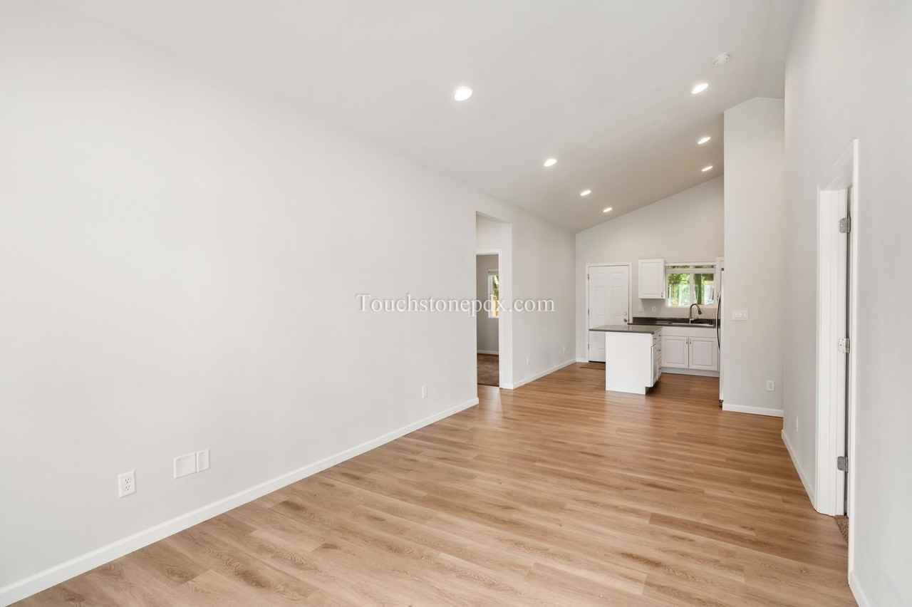 826 Se 155th Ave #B - Photo 4 of 22