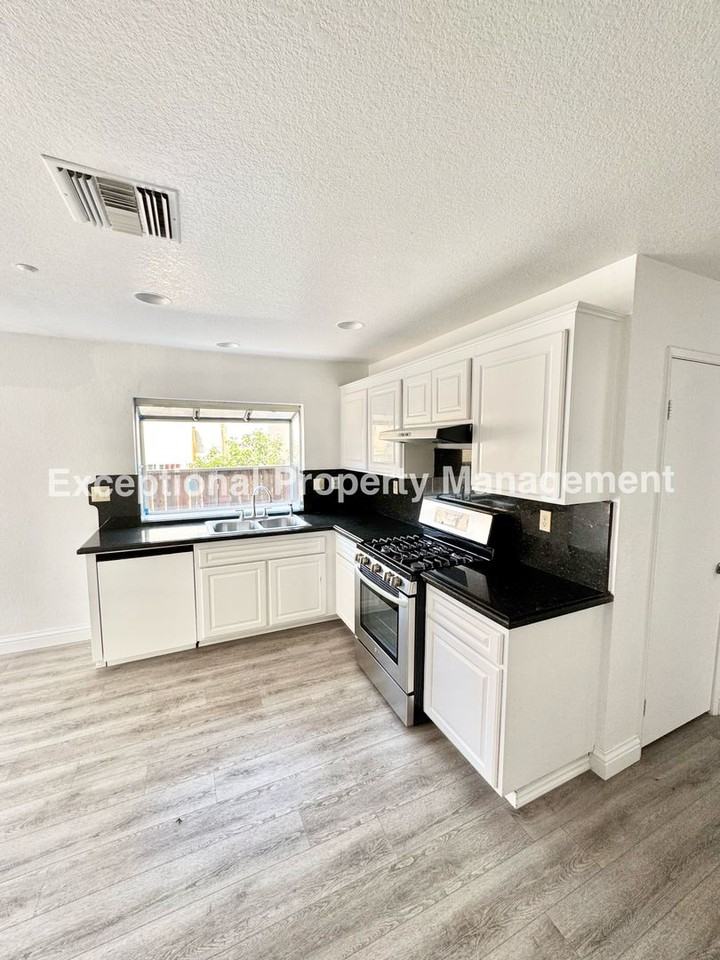11748 San Ribas Rd - Photo 7 of 23
