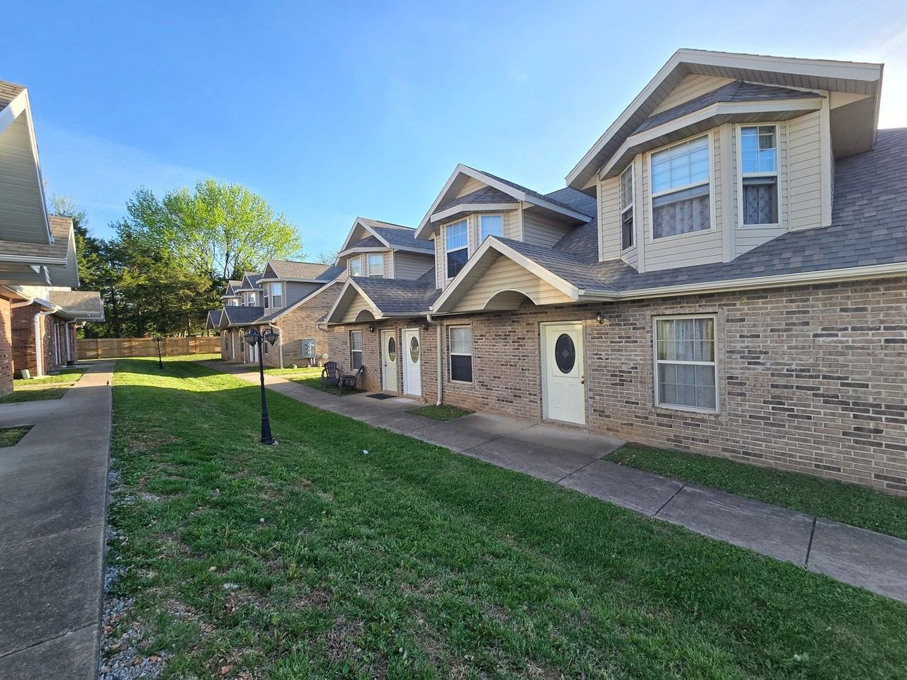 1401 Frosty Drive - Photo 2 of 34