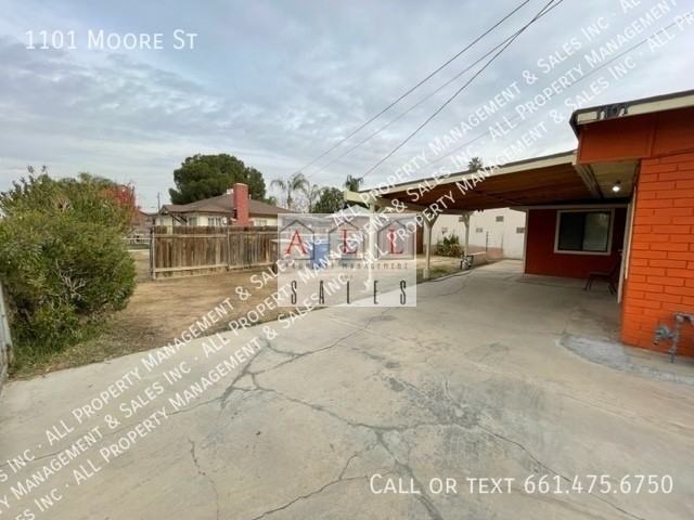 1101 Moore St - Photo 2 of 10