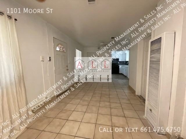 1101 Moore St - Photo 3 of 10