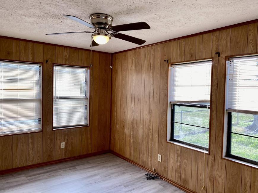 1113 Railroad St - Photo 3 of 10