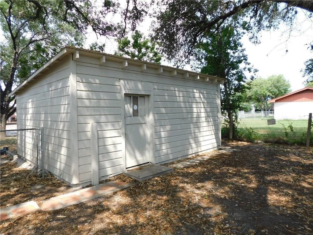 201 E Huntington St - Photo 5 of 19