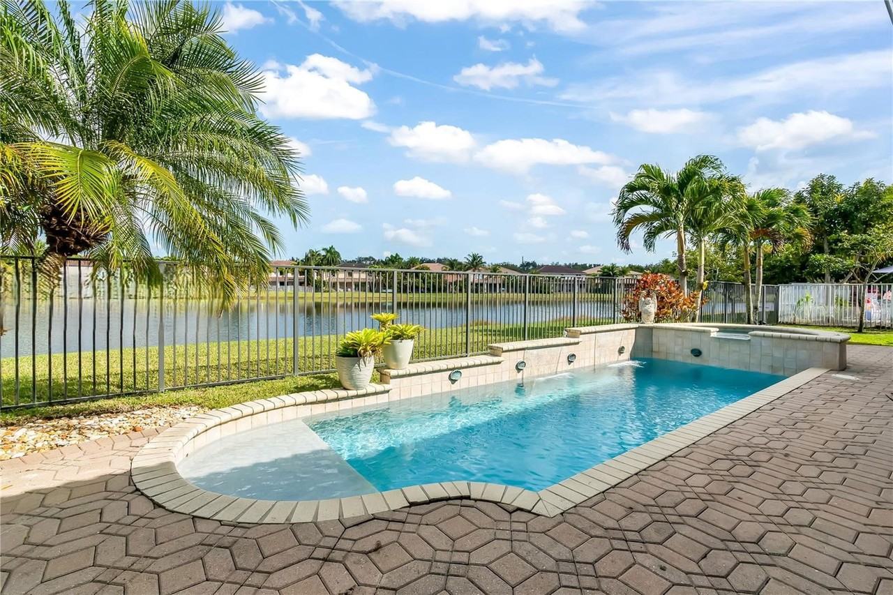 3816 W Hibiscus St - Photo 2 of 8