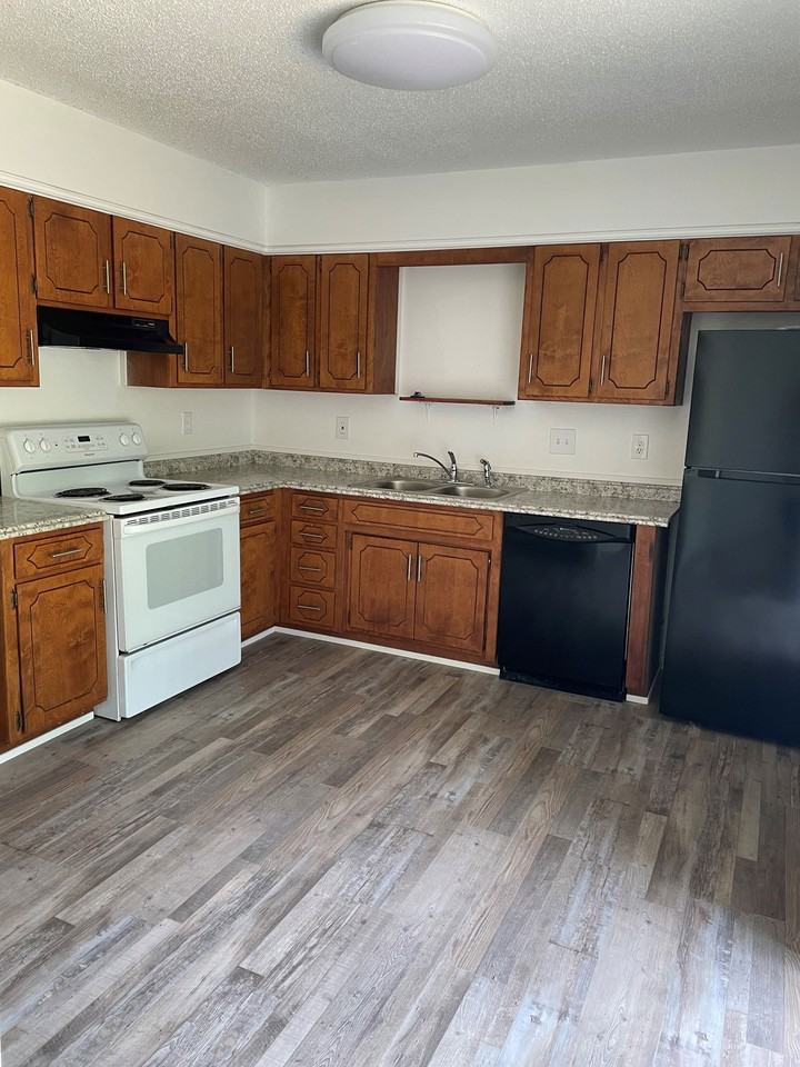 1912 Heatherwood Dr - Photo 3 of 7