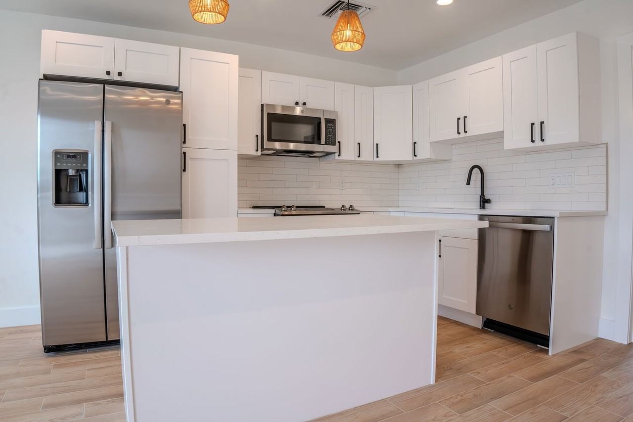 238 Se 1st Ave #4 - Photo 3 of 8