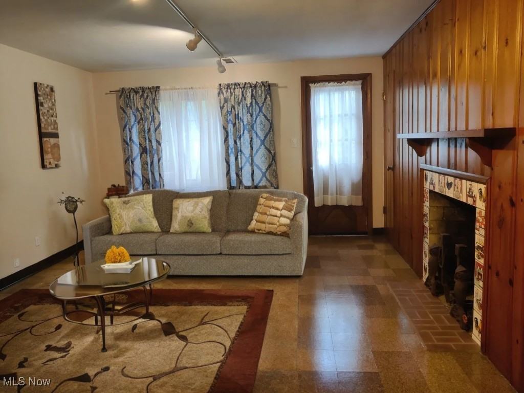 28400 Belcourt Rd - Photo 3 of 9