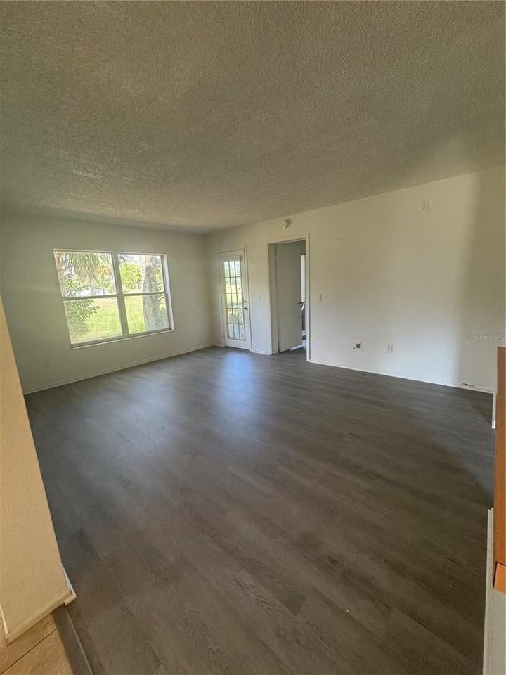 8201 Fairways Cir - Photo 6 of 11