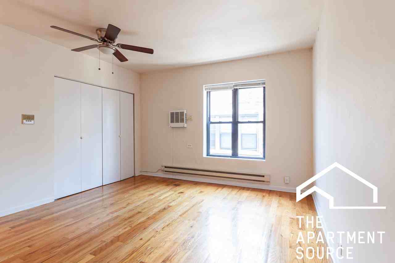 817 W Cornelia Ave #306 - Photo 3 of 7