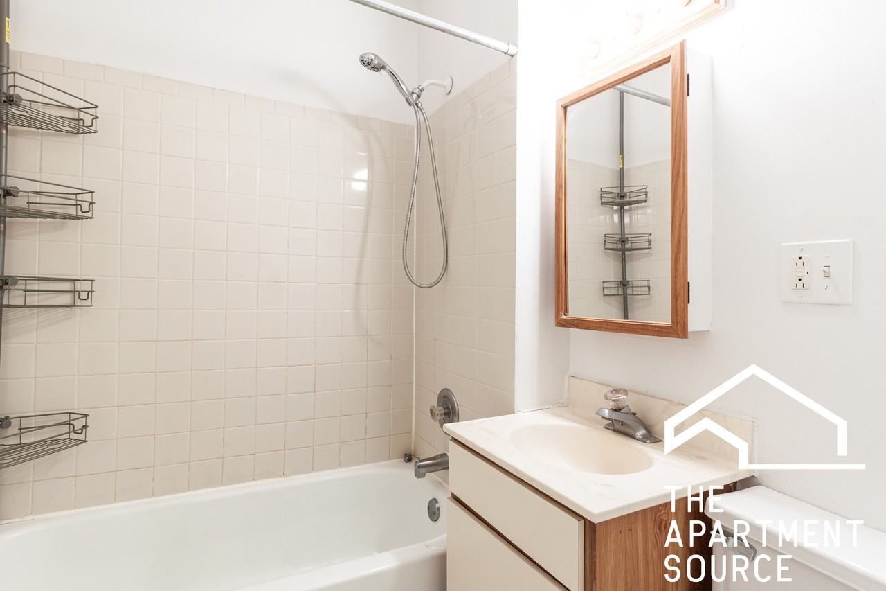 817 W Cornelia Ave #306 - Photo 6 of 7