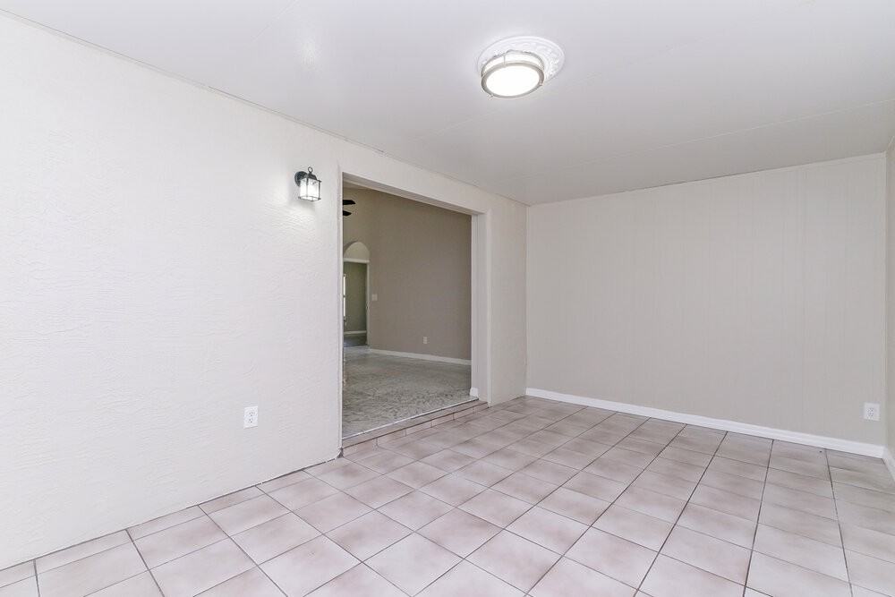 10402 Barnett Loop - Photo 7 of 16