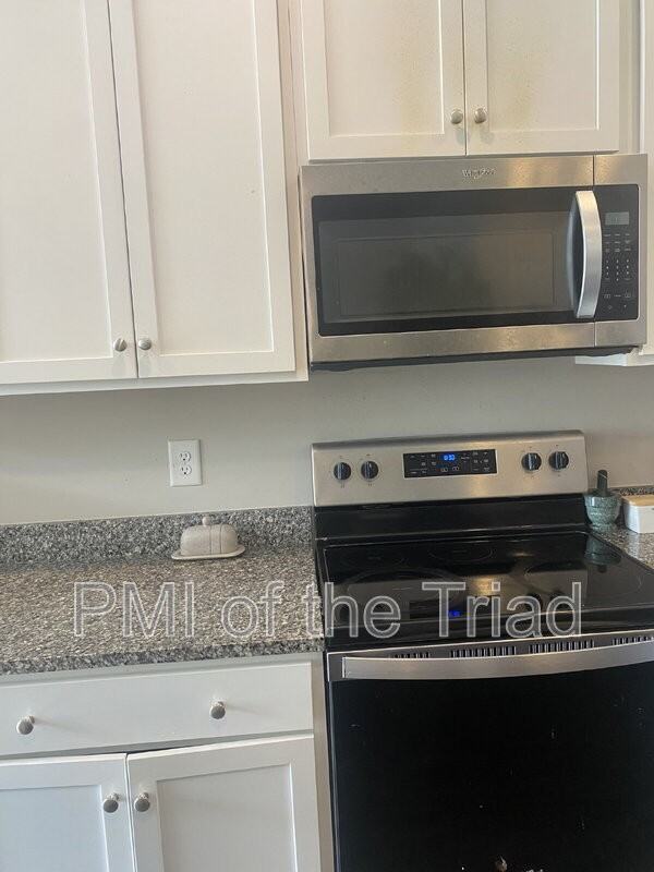 2953 York Place Dr - Photo 3 of 7