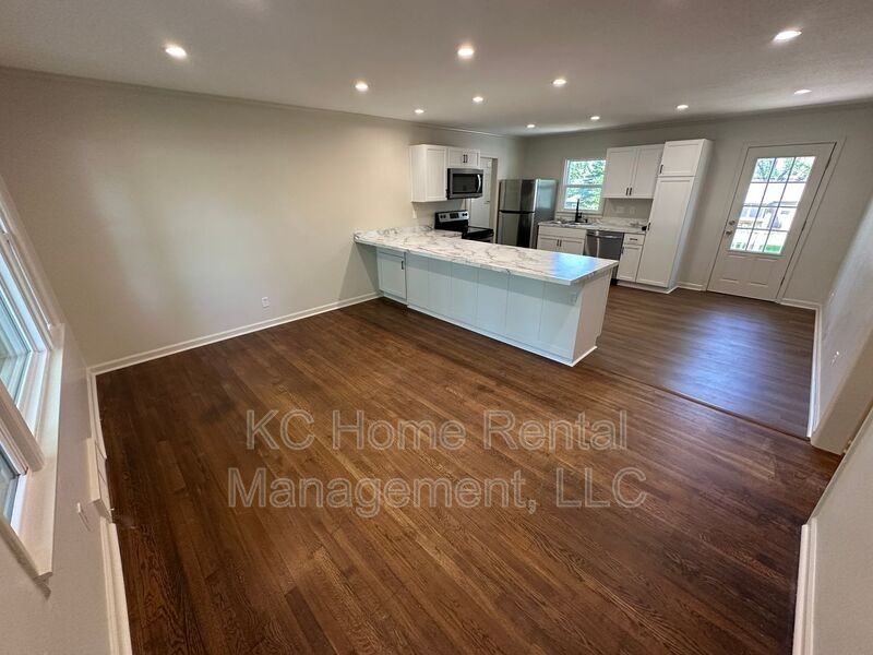 4828 W 62nd Ter - Photo 3 of 37