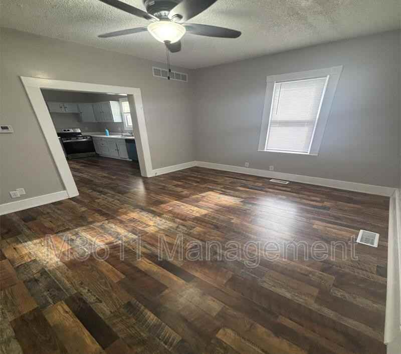 1108 Charleston St - Photo 3 of 9