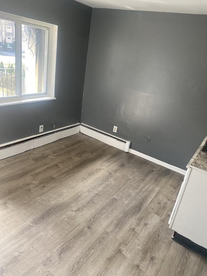 469 James St - Photo 2 of 4