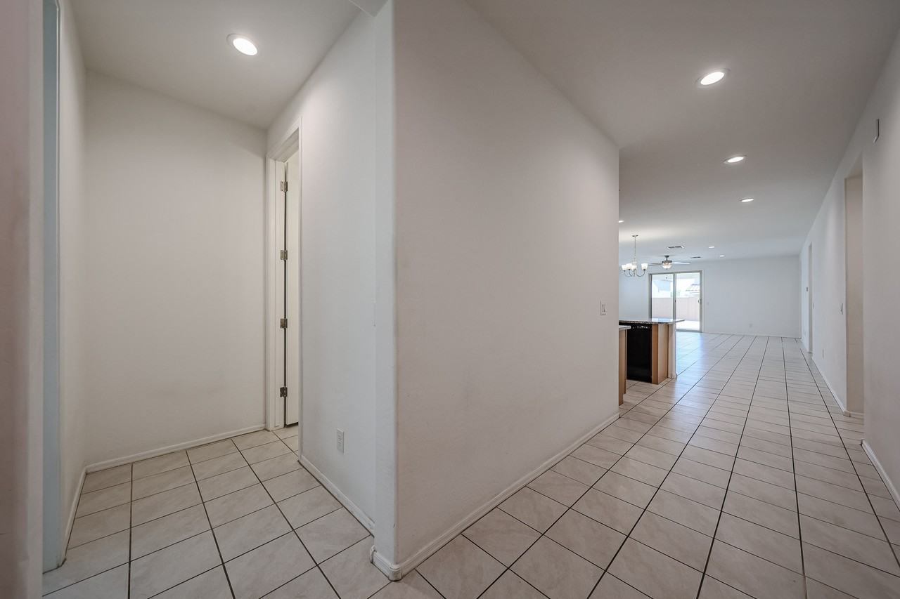 7513 W Illini St - Photo 3 of 43