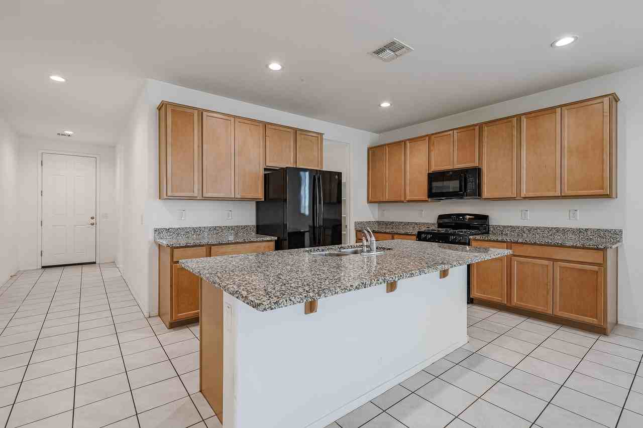 7513 W Illini St - Photo 6 of 43