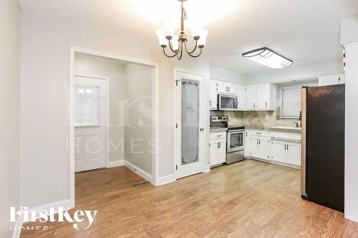 308 Oak St W - Photo 3 of 9