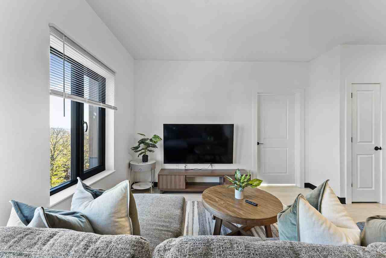 600 Broadway #1240310P - Photo 3 of 29