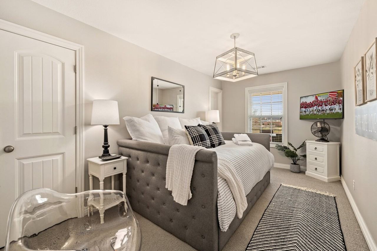 473 N Oliver Ave #1221818P - Photo 2 of 38