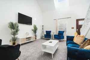 featured image of 742 N Sheffield Ave