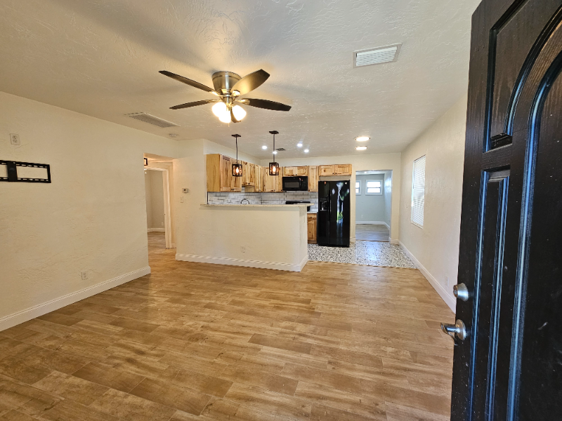 231 42nd Ave Ne - Photo 3 of 12