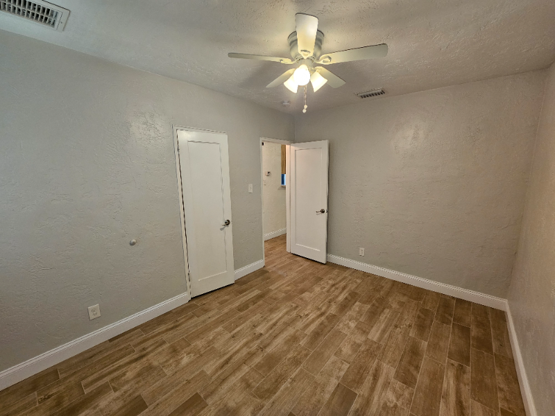 231 42nd Ave Ne - Photo 5 of 12