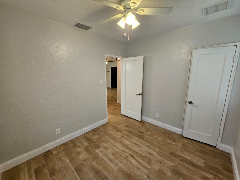 231 42nd Ave Ne - Photo 6 of 12