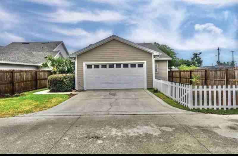 1015 W 11th St - Photo 2 of 20