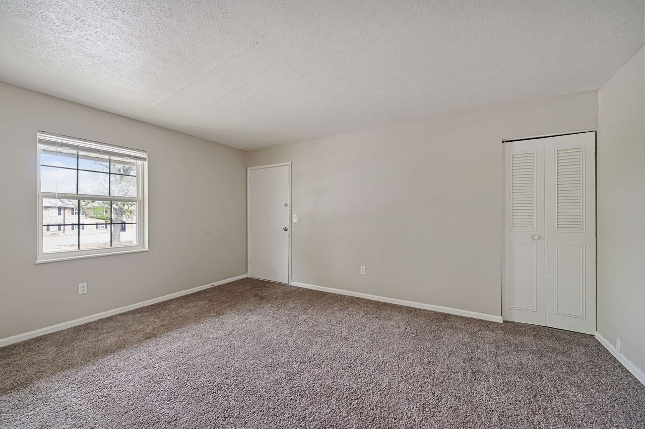 Colonial Oaks - Photo 4 of 14