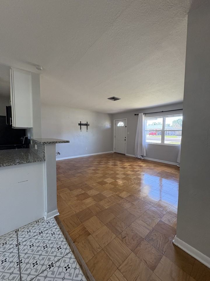 611 E Edgewood Dr #NA - Photo 3 of 20